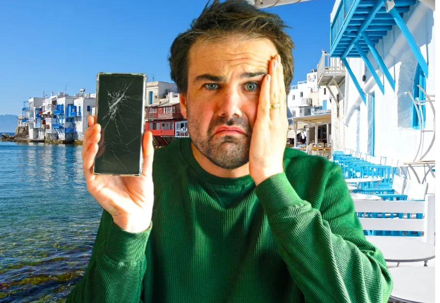 Man hoding a broken phone after dropping in the sea
