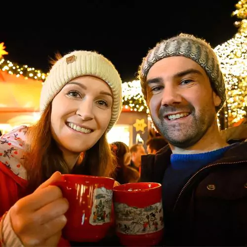 Eva and Tom posing with a cup of Gluwein each